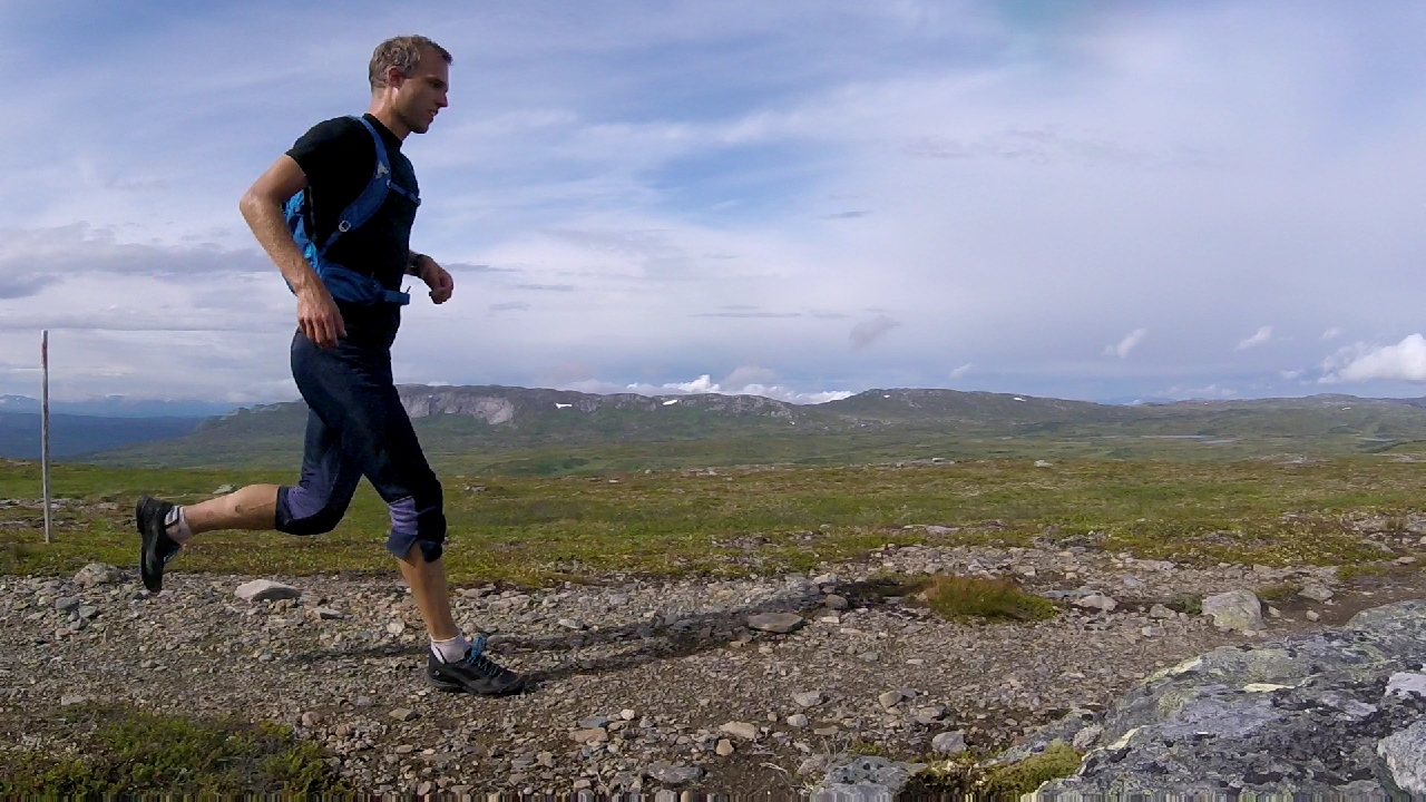 Person springer i fjällen